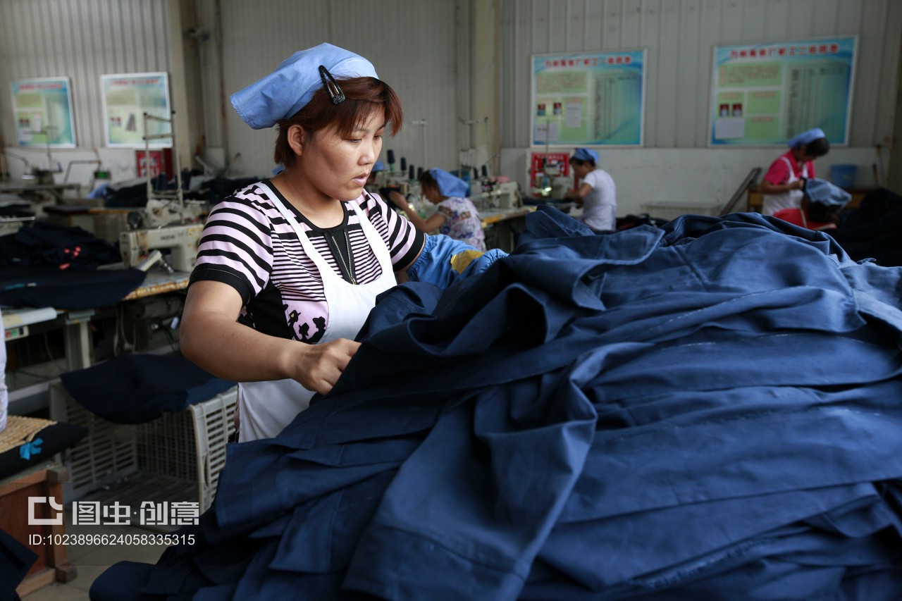 安徽省淮北市秋艳服装厂,女工在生产车间内加工出口到欧美地区的服装产品。